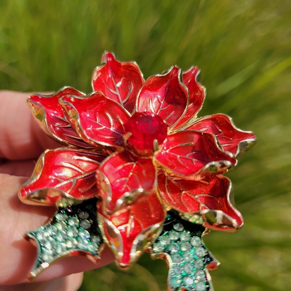 Poinsettia Christmas Holiday Brooch ~ Rhinestone Embellishments ~ Pretty! - Picture 3 of 12